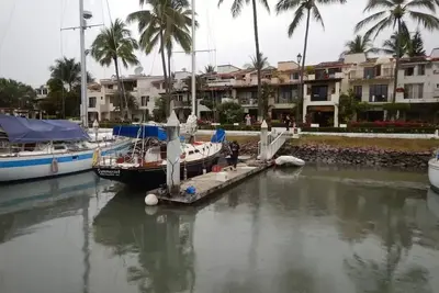 Image de Villa de 3 étages juste sur la marina avec de belles vues et de superbes équipements.