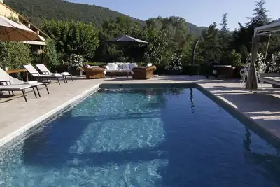 Image de Villa avec piscine et rivière bénéficiant du vu incroyable sur les montagnes
