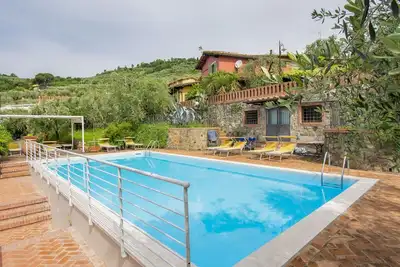 Image de Bel appartement avec piscine, Wifi, bain à remous, Tv, patio, animaux admis et parking