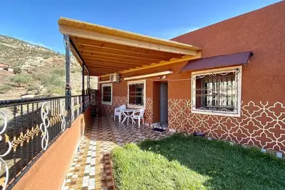Image de superbe maison au coeur des montagnes
