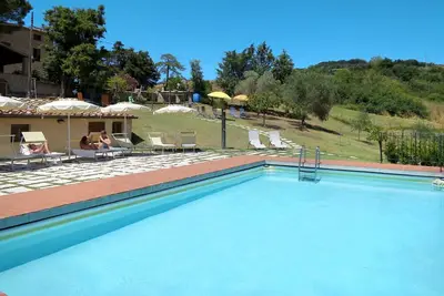 Confortable appartement pour 4 personnes avec Wifi, piscine, Tv, animaux admis et parking