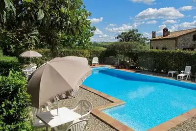 Joli appartement dans une maison de vacances avec Wifi, climatisation, piscine, Tv, patio