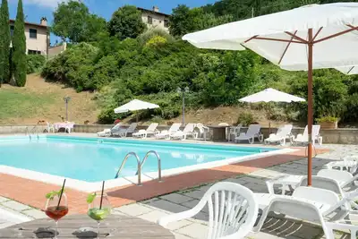 Appartement dans une maison de vacances avec Wifi, piscine, Tv, patio, vue panoramique, parking