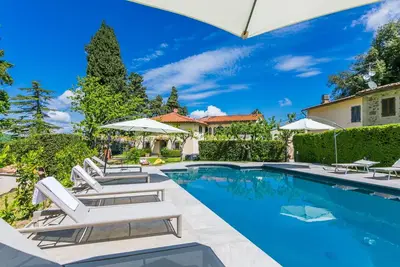 Image de Agréable appartement dans une maison de vacances avec Wifi, piscine privée, Tv, terrasse, parking