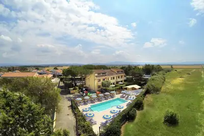 Image de Joli appartement avec Wifi, piscine, climatisation, Tv, patio, animaux admis et parking