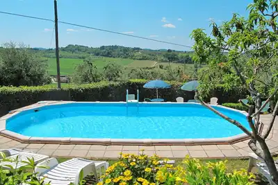 Joli appartement dans une maison de vacances avec piscine, Tv, patio, animaux admis et parking