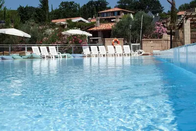 Image de Joli appartement dans une maison de vacances avec piscine, terrasse, animaux admis et parking