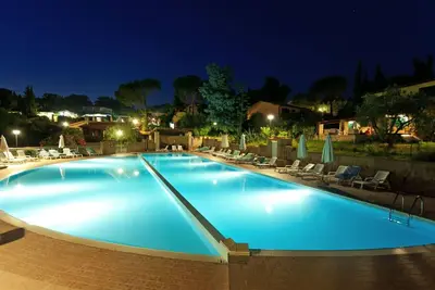 Image de Bel appartement dans une maison de vacances avec piscine, terrasse, animaux admis et parking