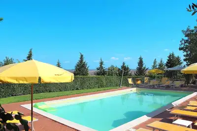 Image de Joli appartement dans une maison de vacances avec piscine, Wifi, Tv, patio et parking