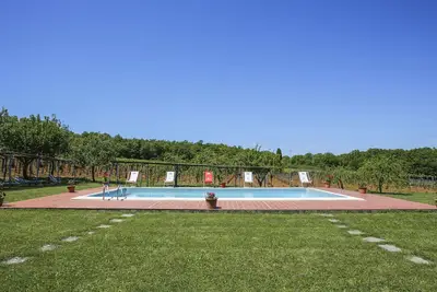 Image de Joli appartement dans une maison de vacances avec piscine, Wifi, Tv, patio, vue panoramique, parking