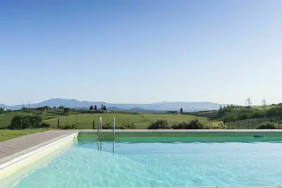 Appartement dans une maison de vacances avec bain à remous, climatisation, piscine, Wifi, Tv, patio