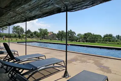 Image de Appartement dans une maison de vacances avec piscine, Tv, terrasse, animaux admis, parking