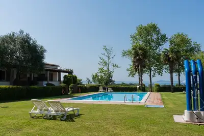 Image de Appartement dans une maison de vacances avec Wifi, piscine, Tv, terrasse, animaux admis, parking