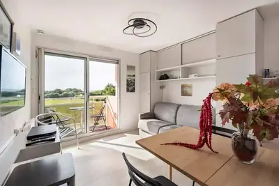 Image de Appartement face Ă la plage Bellangenet avec vue mer.