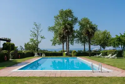 Image de Appartement dans une maison de vacances avec Wifi, piscine, Tv, terrasse, animaux admis, parking