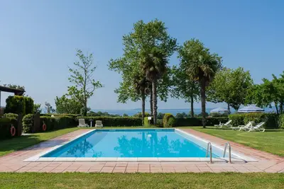 Image de Appartement dans une maison de vacances avec Wifi, piscine, Tv, terrasse, animaux admis, parking