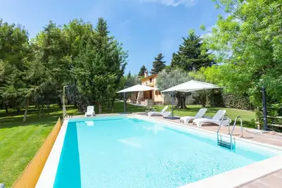Joli appartement dans une maison de vacances avec piscine, Wifi, Tv, terrasse et parking