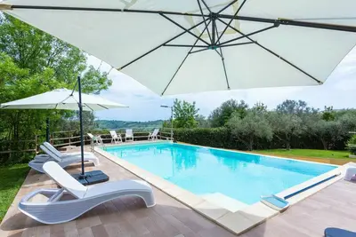 Agréable appartement dans une maison de vacances avec Wifi, piscine, Tv, terrasse et parking