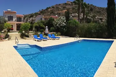 Image de Dionysos Villa. Villa de luxe spacieuse de trois chambres avec grande piscine privée.