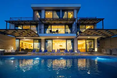 Image de Luxury 5 bedroom Villa Peaceful location with stunning sea views