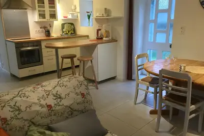 petite maison en pierres dans un site de caractère
