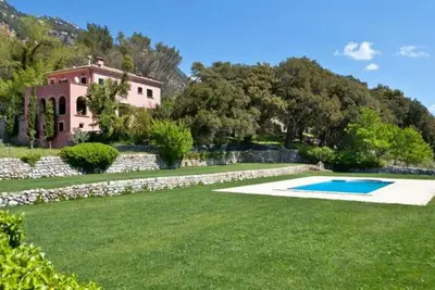 Image de Belle villa située dans un cadre spectaculaire en Orient. 12 Personnes