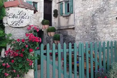 Image de Les Charmes du Lac, un studio confortable au coeur d'Esclauzels, à 20 minutes de Cahors et 10 minutes de St. Cirq La Popie