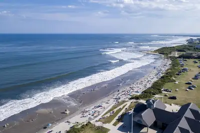 Image de 5 chambres, climatisation centrale 1/4 mile à pied de la plage!