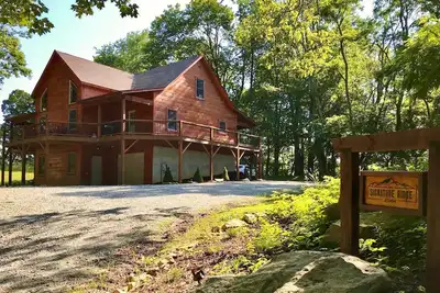 Image de Belle cabane entre Banner Elk et Valle Crucis. Salle de jeux en bas!