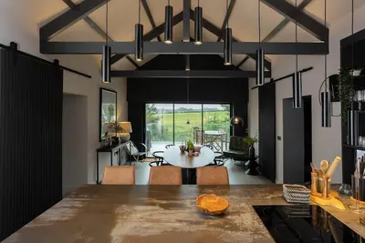 Image de 10% de réduction disponible! Chalet de campagne unique et magnifique