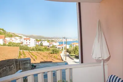 Bel appartement d'une chambre avec balcon, Seget
