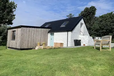 Cobbler’s Cottage is a lovely old converted byre set within beautiful grounds.