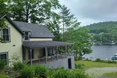 Image de Grande maison rustique du lac des années 1800