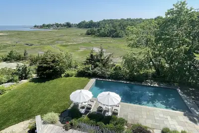 Image de Maison privée de luxe au bord de l'eau avec maison d'hôtes indépendante, piscine et bain à remous