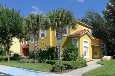 Image de Communauté de villégiature prestigieuse à dix minutes de Disney!