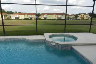 Image de Maison avec piscine 5/4 avec Trois suites principales dans la communauté convoitée de Windwood Bay