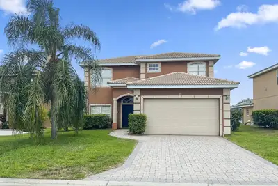 Image de Pool Home avec deux suites parentales et un grand espace de vie.