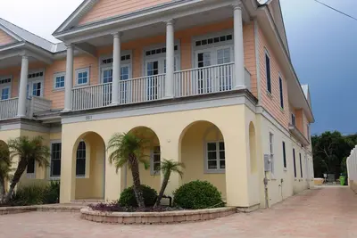 Image de La Retraite 365  Lux Town home, 3559 sqft 3 Brms 3. 5 Bth Beach views +Location!