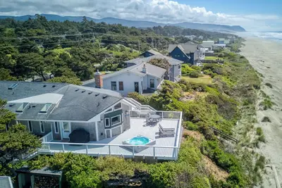 Image de Maison de luxe en bord de mer avec accès à la plage, bain à remous, terrasses, deux suites King, animaux acceptés!