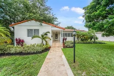 Image de Maison spacieuse et lumineuse de Miami Shores avec jardin tropical