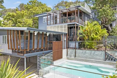 Image de Bombora 5 chambres | La meilleure maison de plage de Straddie | Piscine et Wi-Fi :)