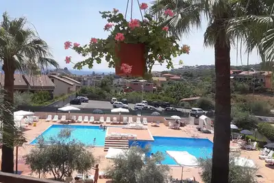 Image de appartement dans résidence avec piscine à 200 mètres de la mer Capomulini - acitrezza