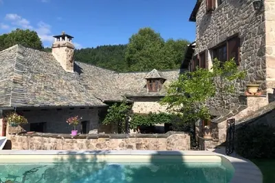 Image de Maison de Campagne atypique en Aubrac, charme cheminée-piscine-spa-discothèque