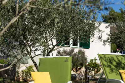 Image de Près de la plage d'Osibova, paisible maison de vacances 2bdr avec grande terrasse et cour