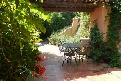 Image de Superbe appartement rénové dans bas de villa avec jardin privatif