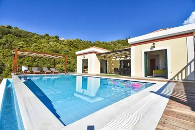Image de Belle maison de vacances bon marché avec petite piscine et vue sur la mer incl. Tv satellite et WiFi