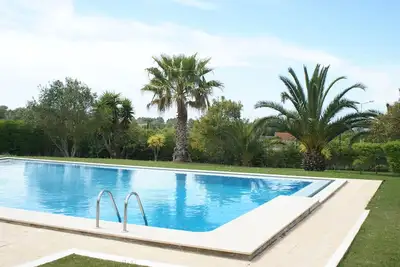 Image de 3 km de Sesimbra, appartement tout confort, 12 plages proches, piscine et jardin