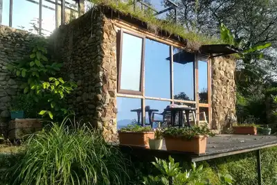 Image de Vue panoramique petite maison avec terrasse privée