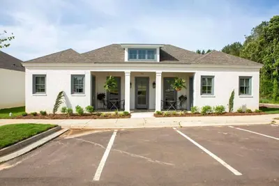 Image de Country Club Cottages avec Golf / Piscine / Tennis / Fitness juste devant votre porte!