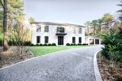 Image de 5br / 4 récemment terminé. 5ba avec piscine chauffée Gunite, grand patio et foyer